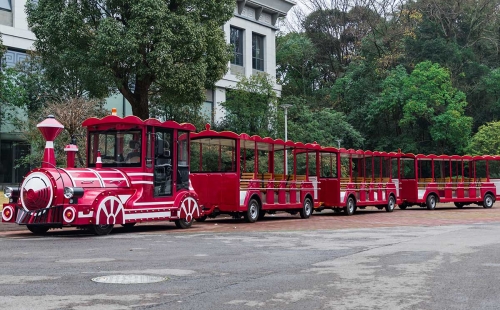 乘坐電動觀光小火車需要注意哪些事項？